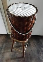 Bruin gevlochten naaimand hengsel en inzetbak retro, Antiek en Kunst, Curiosa en Brocante, Ophalen