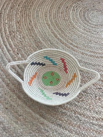 Rieten schaal mand met kleurtjes beschikbaar voor biedingen