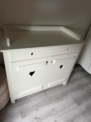 Commode met hartjes beschikbaar voor biedingen