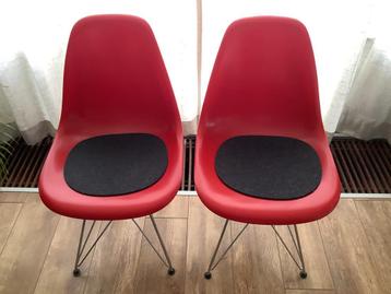 Twee Rode Eames Plastic Stoelen replica beschikbaar voor biedingen