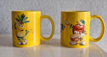 Twee Bekers M&M beschikbaar voor biedingen