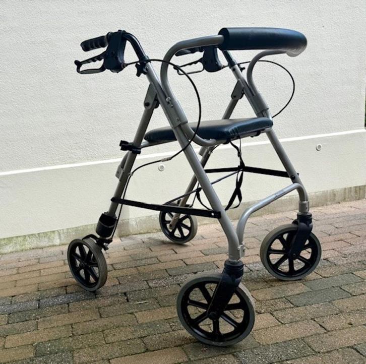 Opvouwbare rollator met rugleuning & 4 zwenkwielen €55,-, Diversen, Rollators, Zo goed als nieuw, Lichtgewicht, Opvouwbaar, Ophalen