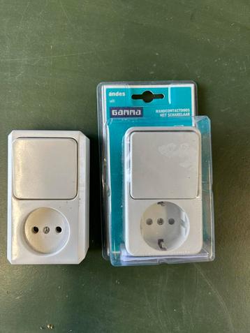 2x Witte Wandcontactdoos met Schakelaar - Gamma beschikbaar voor biedingen