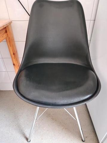 4 eetkamerstoelen voor €35,-. Kunstleer. beschikbaar voor biedingen