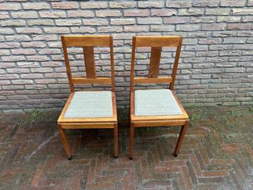 Twee houten stoelen met stoffen zitting beschikbaar voor biedingen
