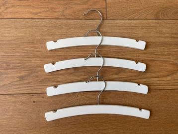 Set van 4 witte houten kinder kledinghangers beschikbaar voor biedingen