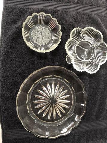 Glazen Schalen Set - Bewerkt Glas beschikbaar voor biedingen
