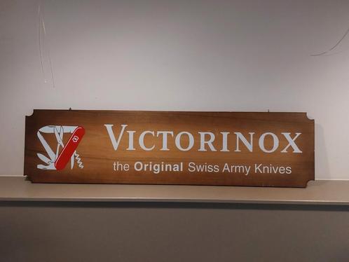 Houten reclamebord Victorinox 2 zijdig. 98cm x 25cm, Verzamelen, Merken en Reclamevoorwerpen, Gebruikt, Reclamebord, Ophalen of Verzenden