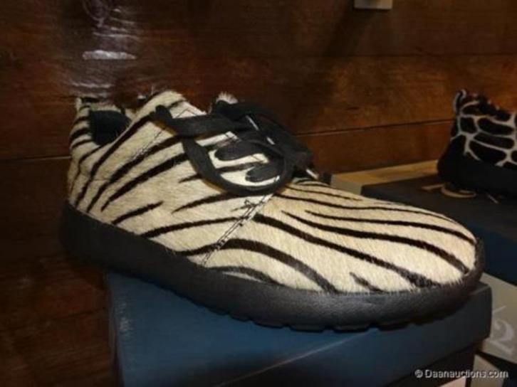 EST 18/42 Damesschoenen nieuw in originele doos, Kleding | Dames, Schoenen, Nieuw, Sneakers of Gympen, Blauw, Ophalen of Verzenden