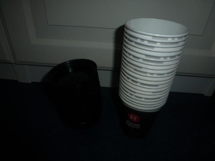 NIEUW 20 normale kartonnen koffiebekers met deksel, Huis en Inrichting, Keuken | Keukenbenodigdheden, Nieuw, Ophalen of Verzenden