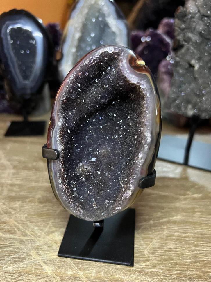 Agaat (2) op standaard 6x13x6 cm, 315 gr.Mooie kristallen, Verzamelen, Mineralen en Fossielen, Mineraal, Ophalen of Verzenden