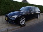Bmw 3-SERIE 318I LUXURY Touring-Came-Navi-Clima-Trkh-Blth-Pd, Gebruikt, Euro 6, Met garantie (alle), 1445 kg