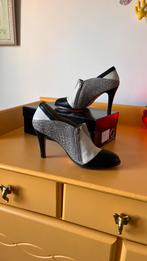 Elegante pumps naaldhakken leer rits velvet zwart wit beige, Kleding | Dames, Zwart, Ophalen of Verzenden, Zo goed als nieuw, Kop en Staart