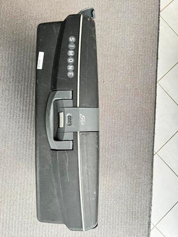 Reiskoffer medium met cijferslot beschikbaar voor biedingen