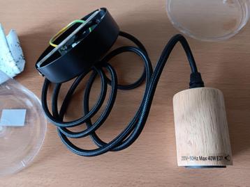 Moderne houten snoerpendels met grote fitting, beschikbaar voor biedingen