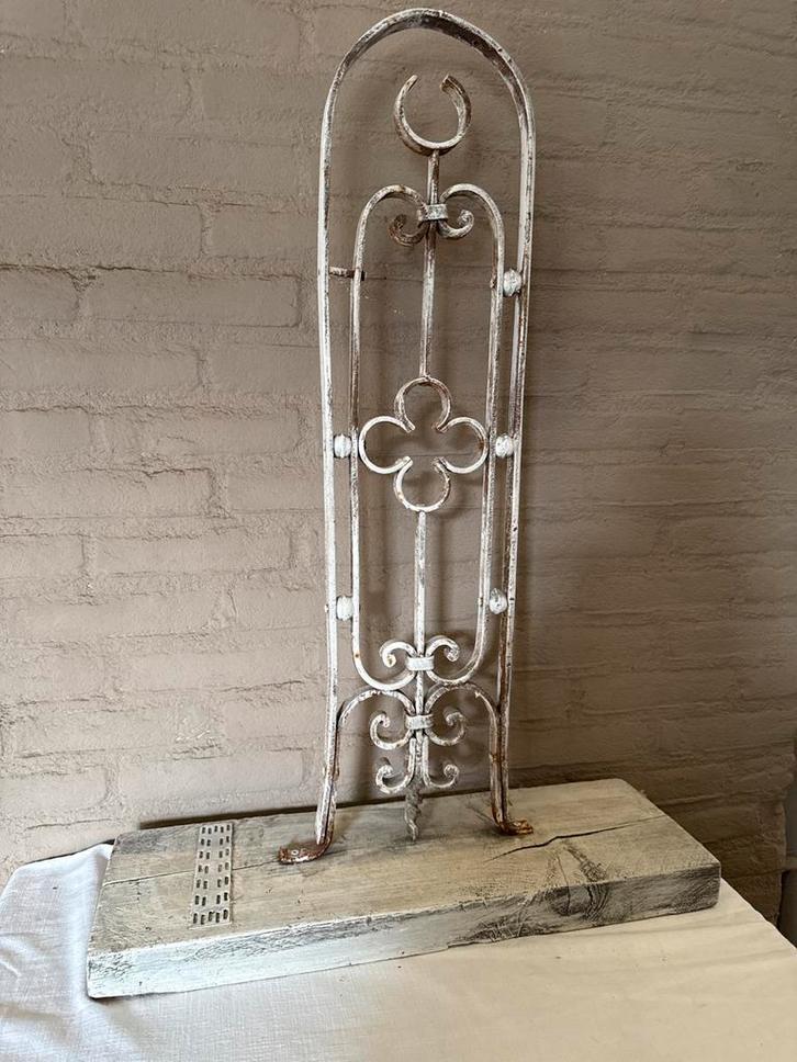 Stoer ornament op verweerde plank gietijzeren, Huis en Inrichting, Woonaccessoires | Wanddecoraties, Gebruikt, Ophalen