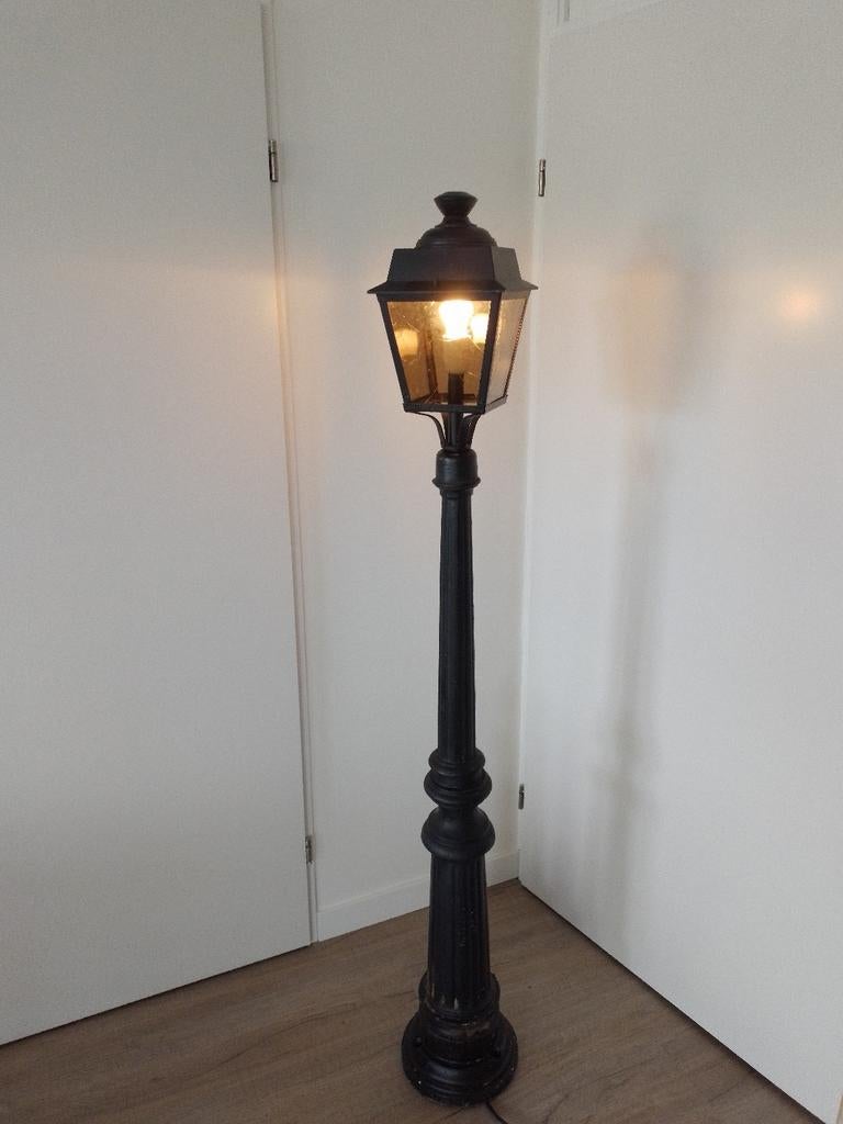 oude brocante Betonnen staande tuinlantaarnpaal 220 volt, Ophalen