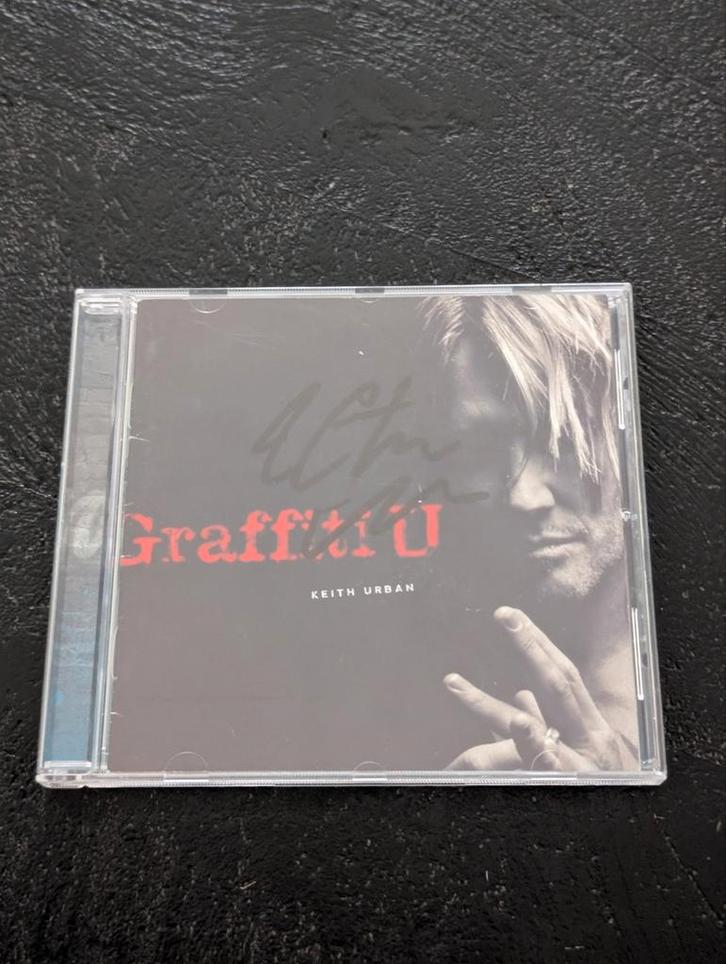 Keith Urban - Graffiti U - Gesigneerd + Certificaat, Verzamelen, Muziek, Artiesten en Beroemdheden, Zo goed als nieuw, Verzenden