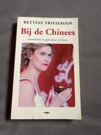 Bij de Chinees - Bettine Vriesekoop - China Gids, Ophalen of Verzenden, Reisgids of -boek, Azië, Gelezen
