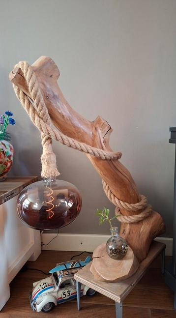 Unieke Houten Lamp - Handgemaakt beschikbaar voor biedingen