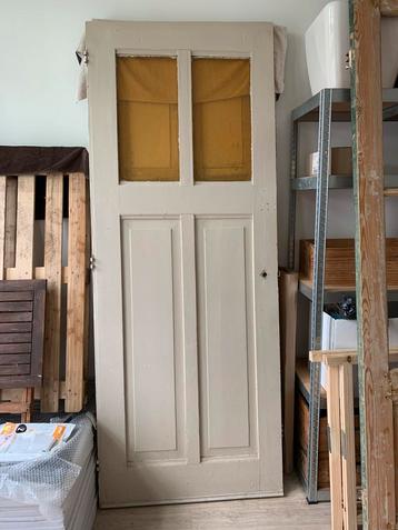 Oude paneeldeur met klooster glas beschikbaar voor biedingen