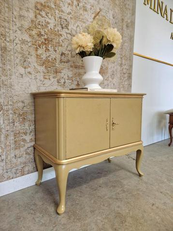 Queen Anne dressoir/ handbeschilderde kast beschikbaar voor biedingen