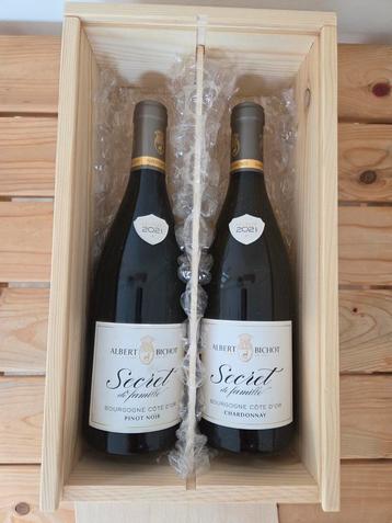 2 wijn flessen: Chardonnay en Pinot noir in kistje beschikbaar voor biedingen