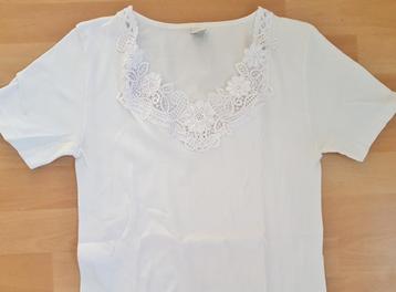Mooi wit shirt top met kanten bloemen in hals maat  42 44 L