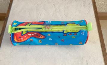 school etui Bert en Ernie, grote gitaar decoratie op etui beschikbaar voor biedingen