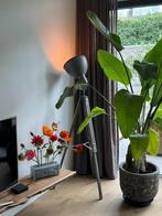 Industriële tripod vloerlamp / stalamp, Ophalen, Zo goed als nieuw, Stoere driepoot vloerlamp met grote kap., Metaal