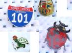 35 SPELDJES , STEDEN, MERKEN EN AUTO S, EN PINS 16 x vintage, Verzenden, Zo goed als nieuw, Stad of Land, Speldje of Pin