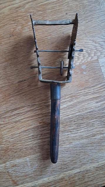 Oude antieke sistrum Egyptisch  beschikbaar voor biedingen