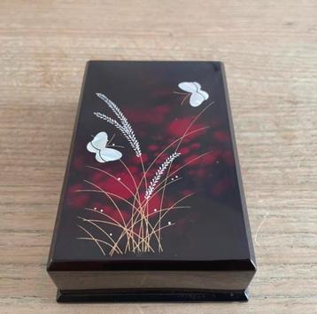 Vintage gelakt Japans sieradendoosje met parelmoer beschikbaar voor biedingen