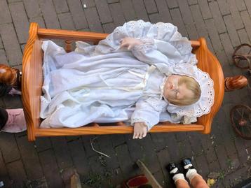 Poppenwieg met porseleinen pop beschikbaar voor biedingen