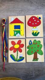 4 rijgplankjes in vrolijke kleuren., Ophalen, Gebruikt