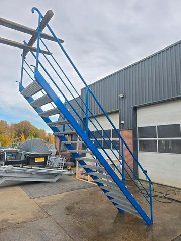 Stalen trap blauw hoog 3,1mtr nob164 beschikbaar voor biedingen