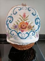 Vintage theemuts met mandje en theepot., Antiek en Kunst, Ophalen