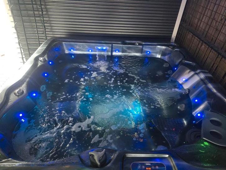 goedwerkende jacuzzi balboa 5 personen, Tuin en Terras, Bubbelbaden en Hottubs, Gebruikt, Vast, Trap, Ophalen
