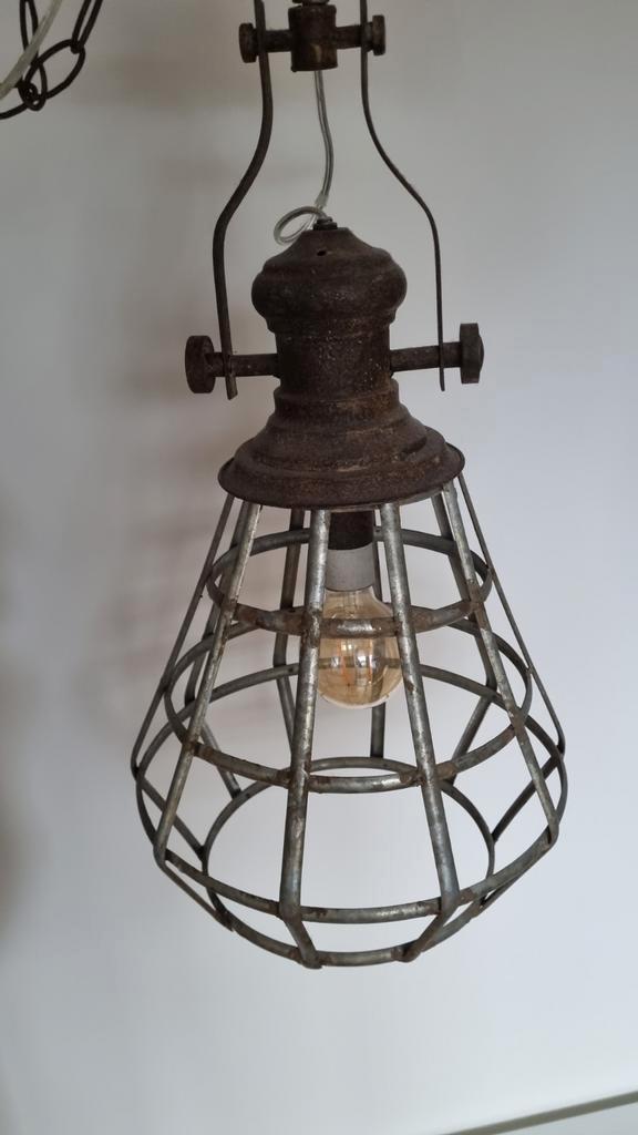 Stoere hanglamp draadkooi - Bosrand roestig metaal kooilamp, Huis en Inrichting, Lampen | Hanglampen, Gebruikt, Minder dan 50 cm
