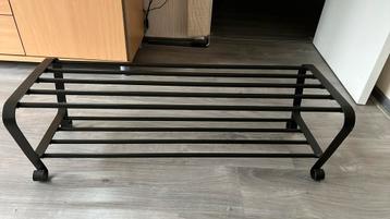 Sierlijk metalen schoenenrek beschikbaar voor biedingen