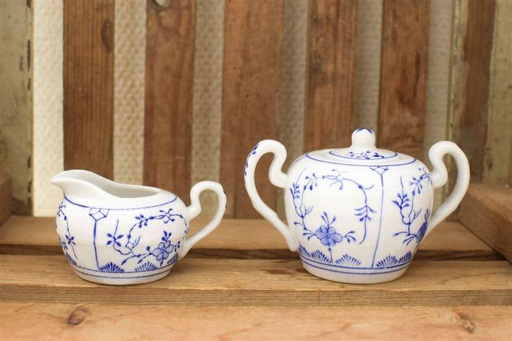 A W Friesisch bleu porseleinen suiker en melkstel 44021, Huis en Inrichting, Keuken | Servies, Gebruikt, Bord(en), Wedgwood, Aardewerk