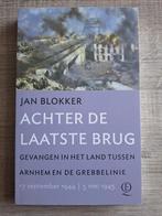 Jan Blokker. Achter de laatste brug.Oorlog., Ophalen of Verzenden, Tweede Wereldoorlog, Zo goed als nieuw, Algemeen