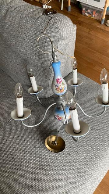 Mooie oude kroonluchter met bloemen  beschikbaar voor biedingen