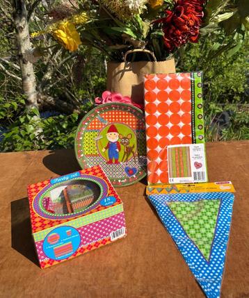 Verjaardagsfeest - kinderfeestje - decoratie - uitnodigingen beschikbaar voor biedingen
