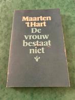 Maarten ‘t Hart De vrouw bestaat niet paperback, Gelezen, Maarten ‘t Hart, Ophalen of Verzenden