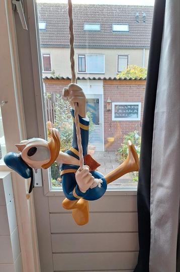 Donald Duck hangend aan koord voor aan het plafond beschikbaar voor biedingen