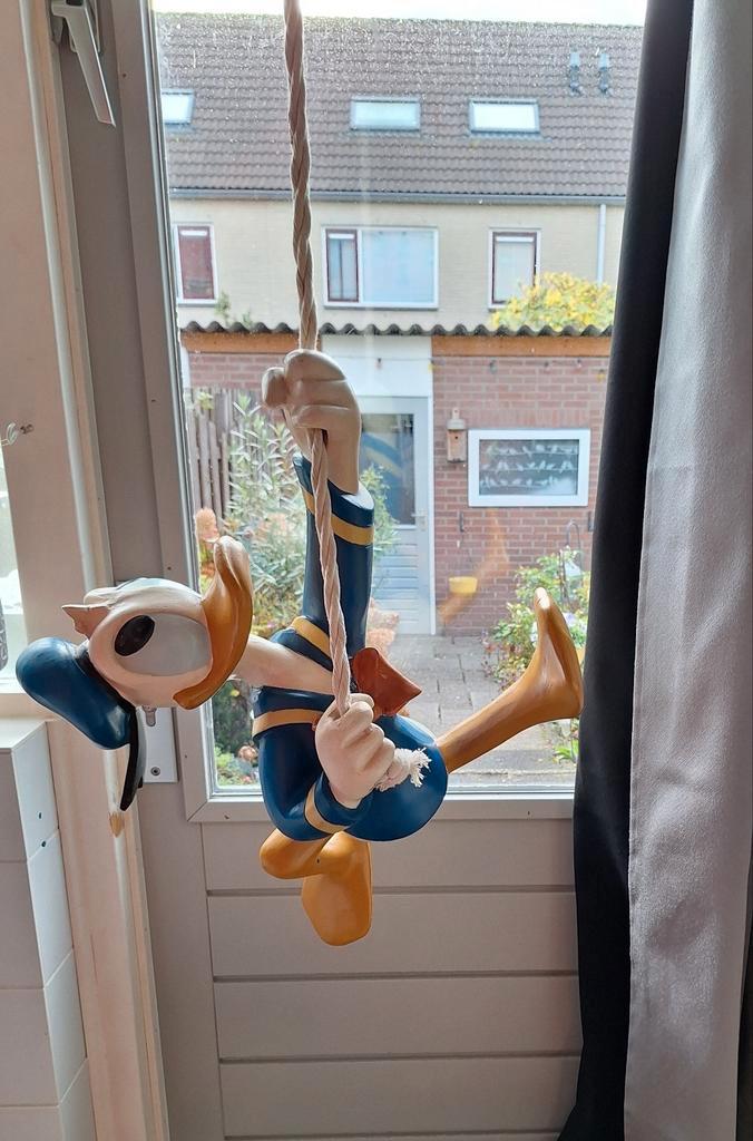 Donald Duck hangend/ klimmend aan een touw, Verzamelen, Disney, Zo goed als nieuw, Beeldje of Figuurtje, Donald Duck, Ophalen of Verzenden