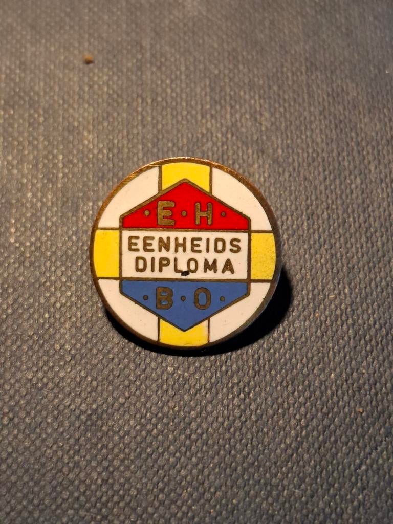Vintage Emaille EHBO speldje, Ophalen of Verzenden, Gebruikt, Overige onderwerpen, Speldje of Pin