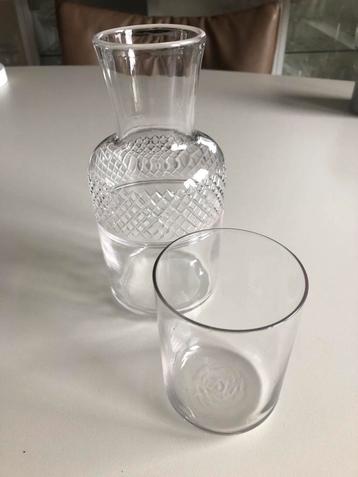 Antiek waterkaraf met glas beschikbaar voor biedingen