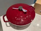 SCHAARS: Staub Serpent Bordeaux rood 26 cm nieuw in de doos, Huis en Inrichting, Keuken | Potten en Pannen, Gietijzer, Nieuw, Ophalen of Verzenden